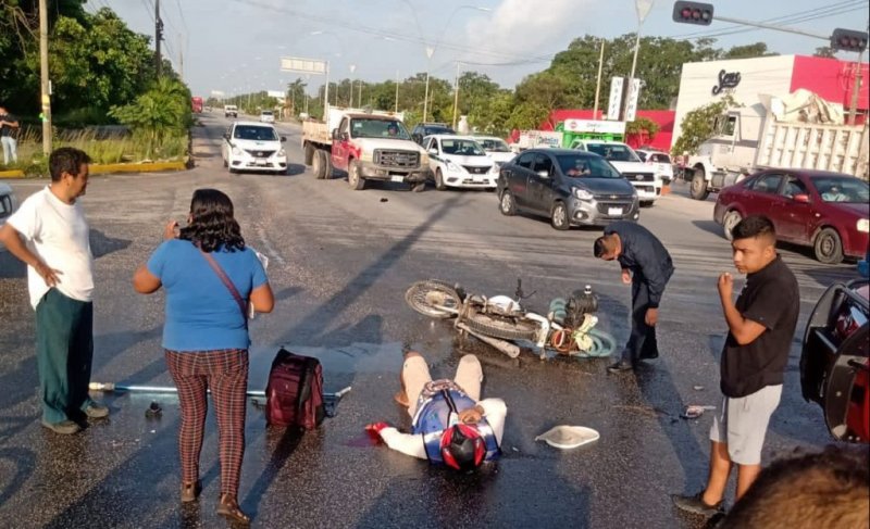 ‘Encontronazo’ entre camioneta y moto deja un lesionado en Cancún