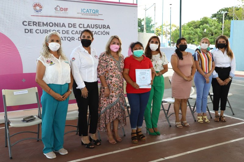 ENTREGA DIF MUNICIPAL E ICATQR CONSTANCIAS A 100 ALUMNOS DE LOS CDC
