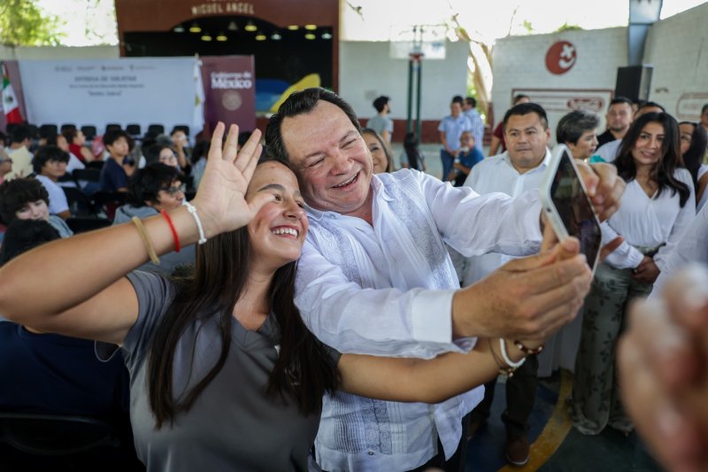 ENTREGA GOBERNADOR JOAQUÍN DÍAZ MENA, BECAS A JÓVENES ESTUDIANTES