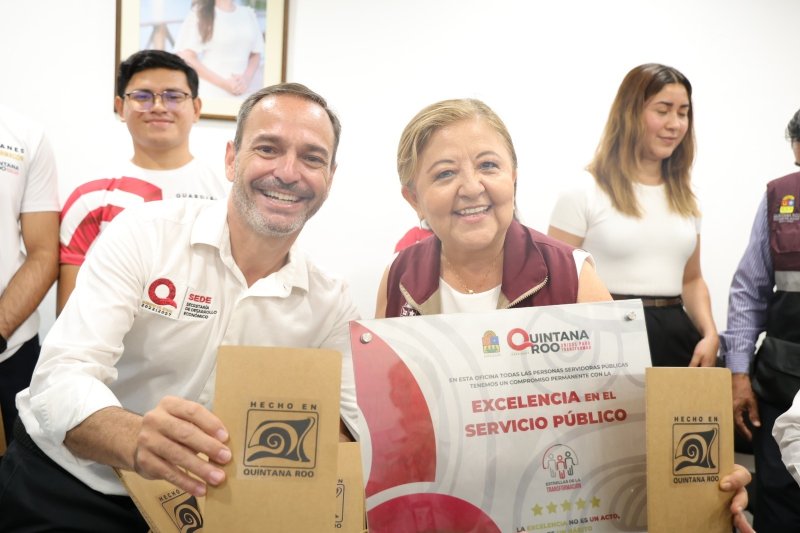 Entrega SABGOB refrendo de distintivo de Excelencia en el Servicio Público a SEDE