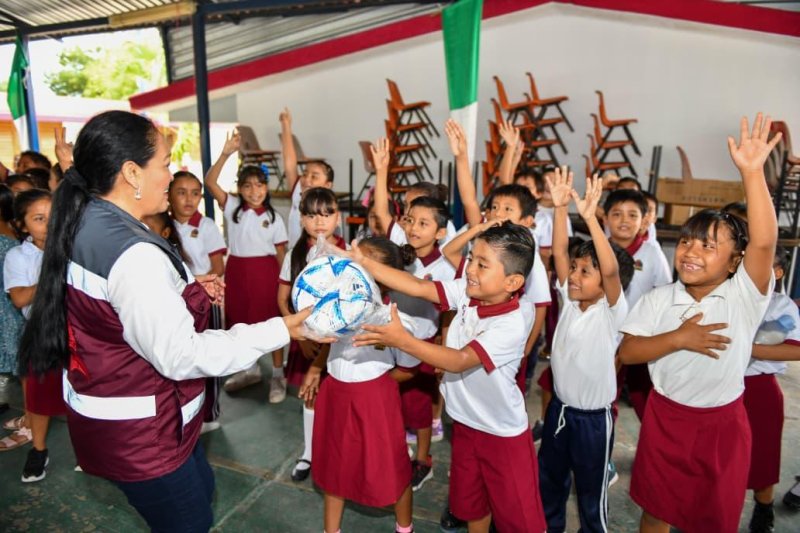 Entrega SEQ mobiliario y equipo en beneficio de las y los alumnos de educación básica