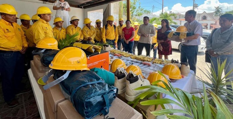 Entregan equipo de protección personal y despliegue a brigadistas de incendios forestales