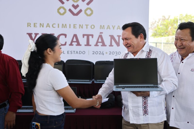 Entregan más de 400 computadoras portátiles a 13 bachilleratos estatales