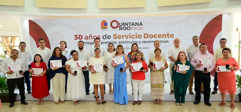 Entregan premios y estímulos a 278 maestras y maestros con 30 años de servicio: SEQ