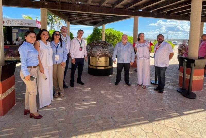 Escultura wixárika de plástico marino se exhibe en la Terminal de Cruceros de Progreso