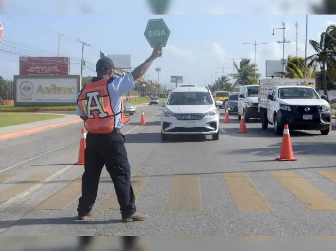 Estudiantes de la Anáhuac Cancún ya cuentan con paso peatonal