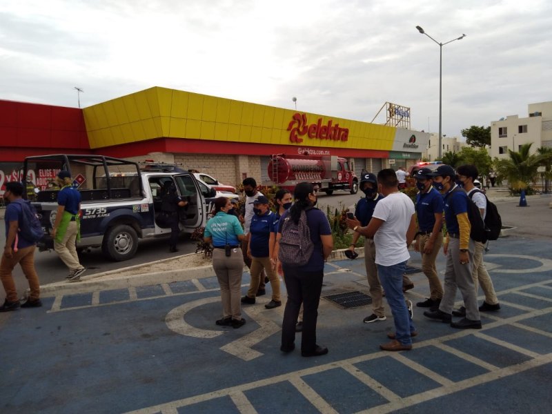 Evacúan centro comercial en Cancún por fuga de gas