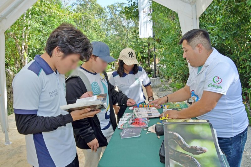 Exploran estudiantes del Colegio de Bachilleres la biodiversidad en el Parque Urbano Corazón