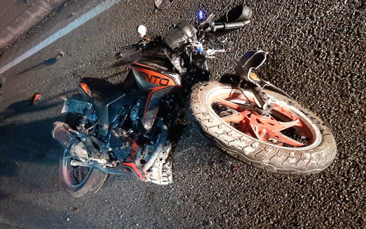 Fallece motociclista al estrellarse con automóvil en puente vehicular de Puerto Aventuras
