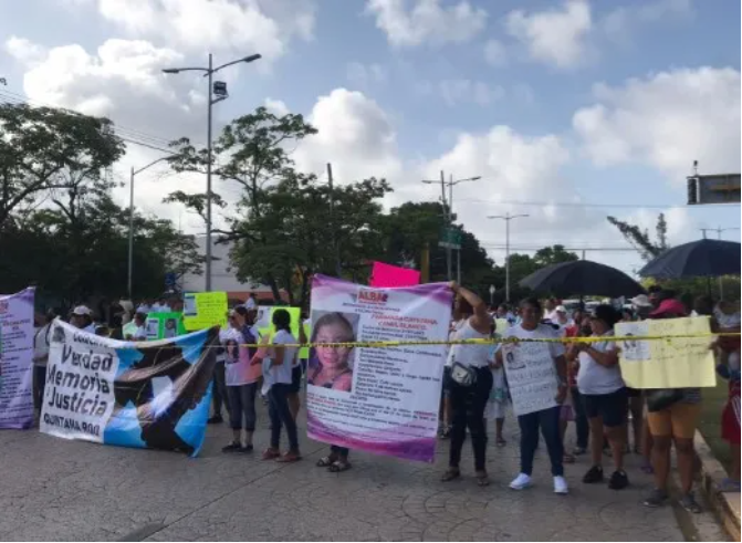 Familiares de menores desaparecidas se manifiestan en la fiscalía general del estado