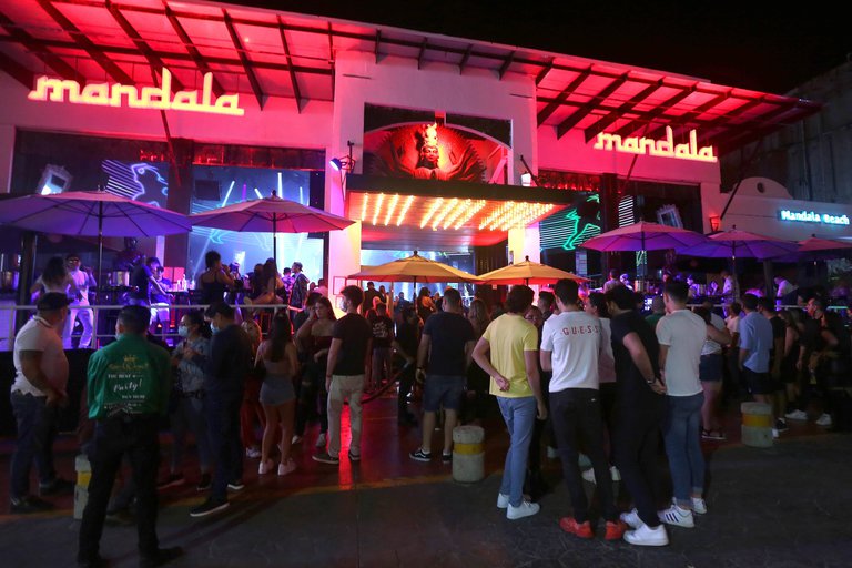 Fiestas y playas repletas de turistas: Cancún se resiste a la pandemia