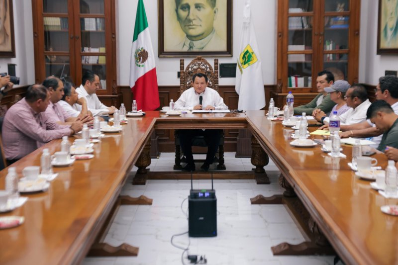 GOBERNADOR JOAQUÍN DÍAZ MENA ESCUCHA A INTEGRANTES DE LA CNTE DURANTE MÁS DE CUATRO HORAS
