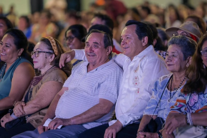 Gobernador Joaquín Díaz Mena festeja a padres yucatecos