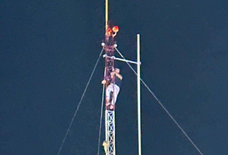 Hombre amenaza con saltar desde antena de la CFE tras intento de robo en Chetumal