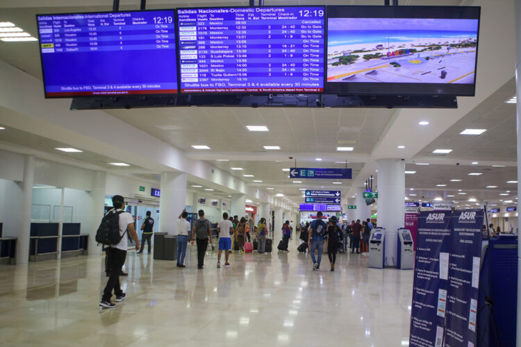 Hoy despega o aterriza en Cancún un avión cada tres minutos