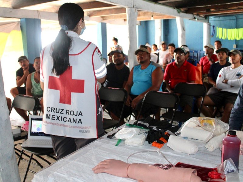 IMPARTEN CURSO DE CAPACITACIÓN EN PRIMEROS AUXILIOS A PESCADORES DE PUERTO MORELOS