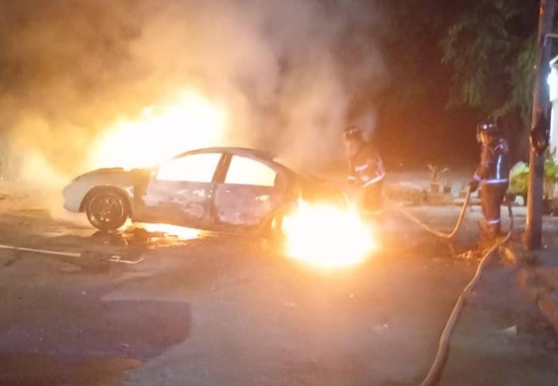 Impactante Incendio Consume Vehículo Antiguo en Cancún: Pérdidas Totales