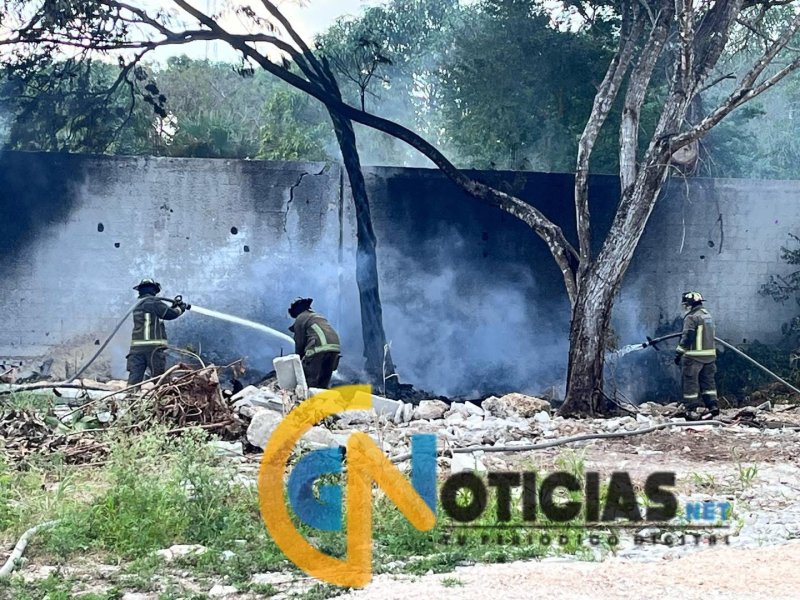 Incendio en Supermanzana 106 moviliza a bomberos y policías en encierro de Grúa