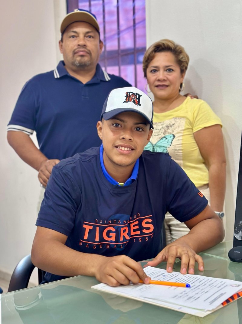 Joven cancunense firma con Tigres