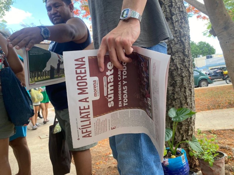 Jóvenes de Morena Yucatán invitan a sumarse al movimiento en el tianguis de Chuburná