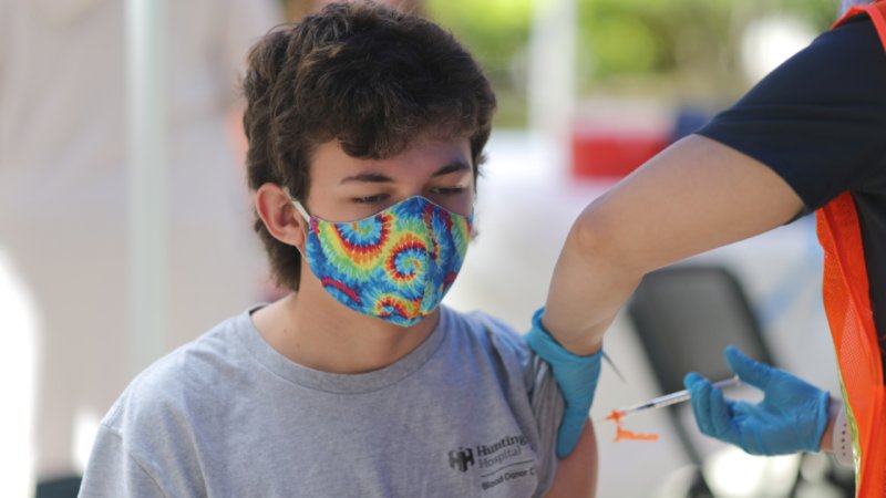Jueces federales han ordenado vacunar a menores de 18 años en el país