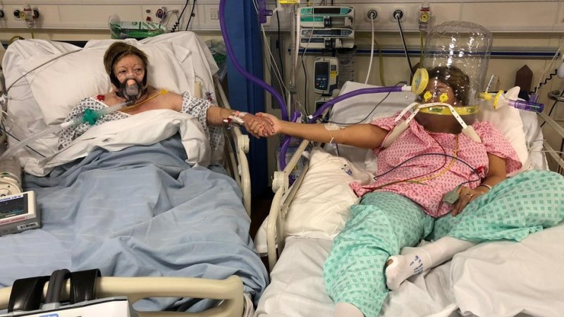 La foto de una hija y su madre antes de morir por COVID (y por qué la hija decidió difundirla)