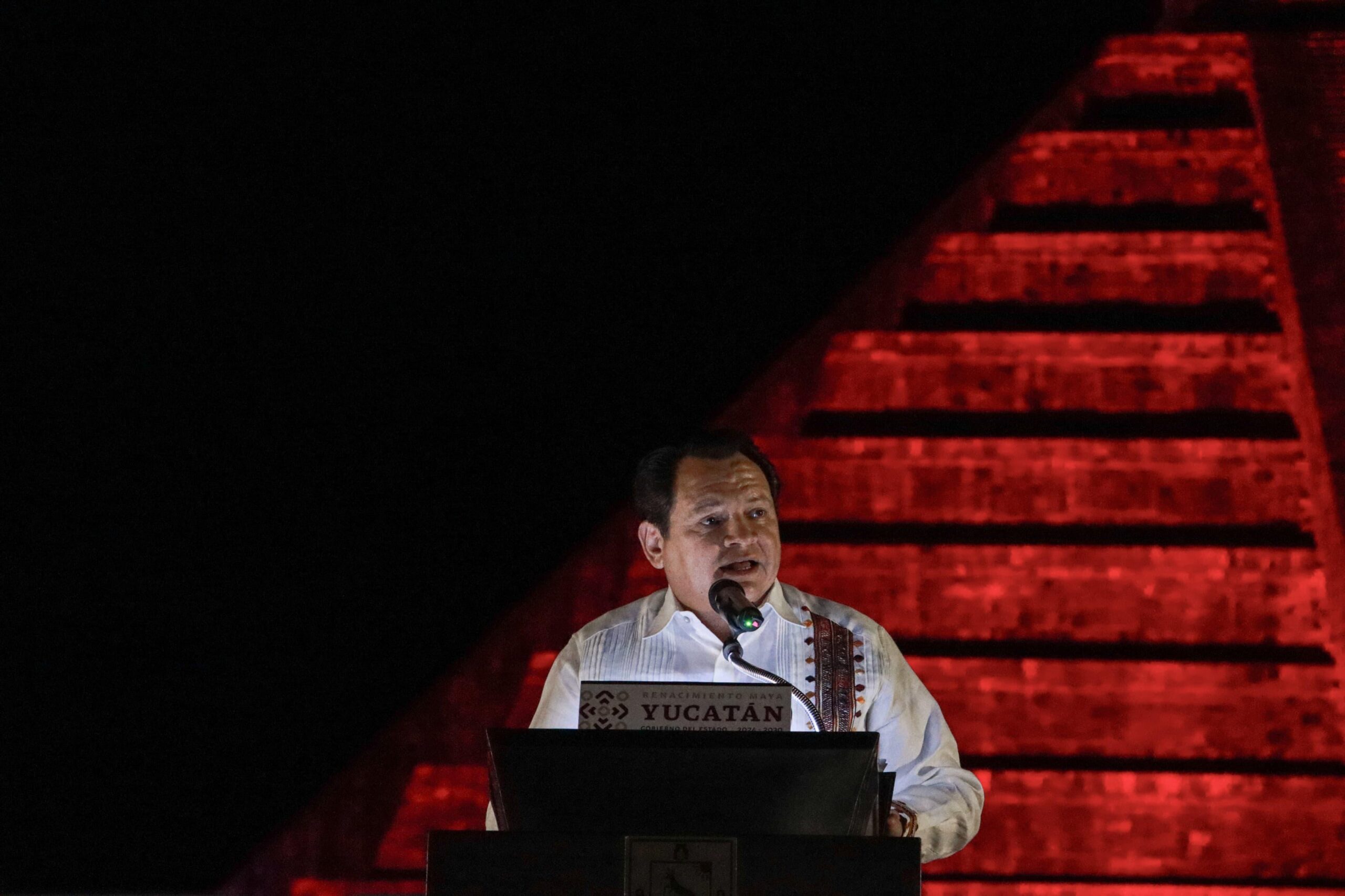 Legado de Felipe Carrillo Puerto es proyectado en el Castillo de Kukulcán