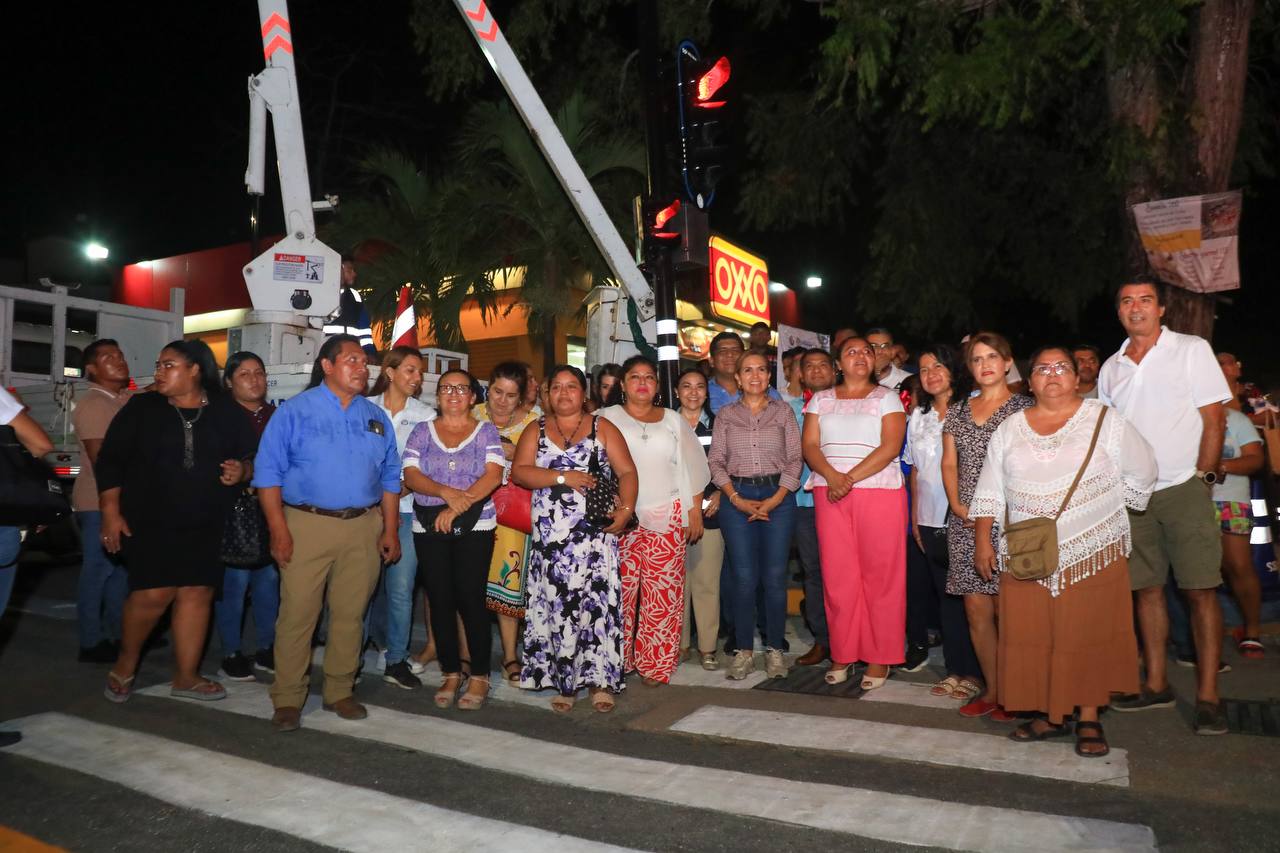 Lili Campos puso en operación los primeros semáforos en Puerto Aventuras