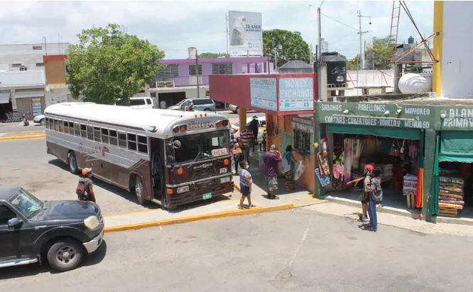Llega el primer camión de turistas beliceño a Chetumal