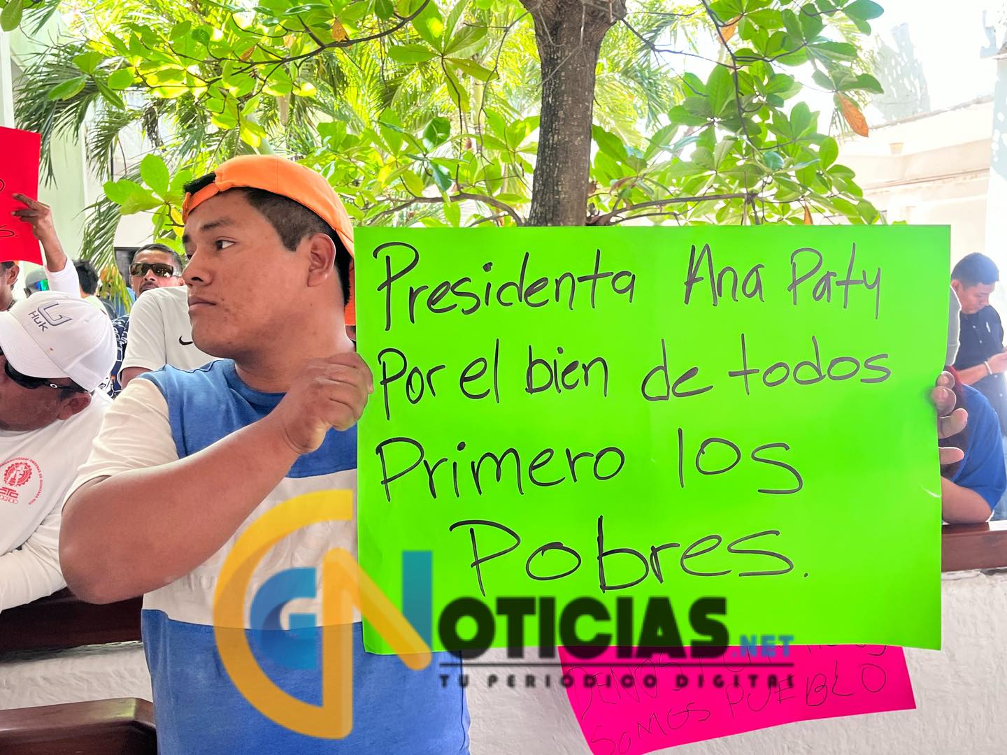 Manifestantes artesanos exigen libre trabajo en el Ayuntamiento de Benito Juárez