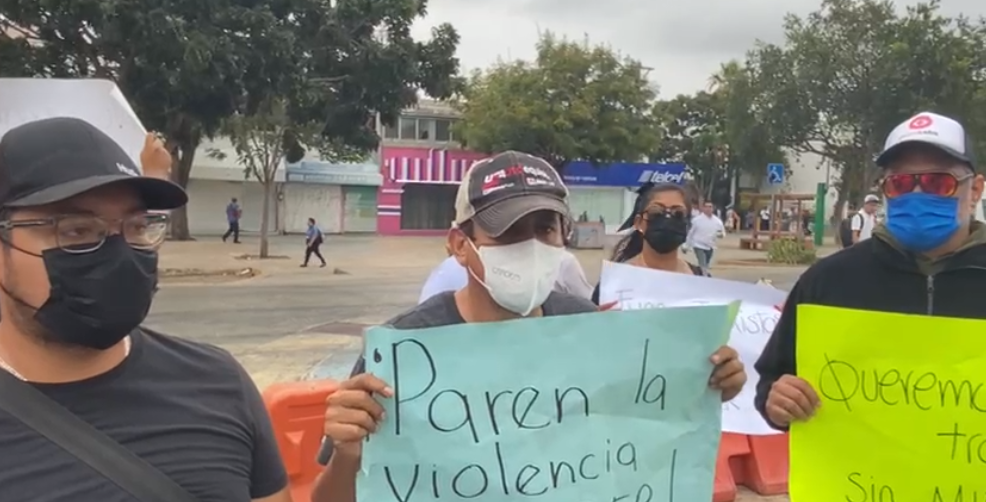 Manifestantes de Uber exigen seguridad ante agresiones del sindicato de taxistas en Cancún.