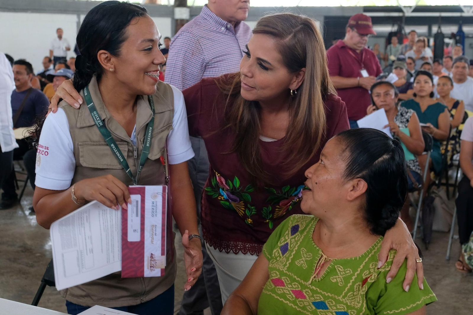 Mara Lezama entrega tarjetas para que 476 familias transformen sus viviendas