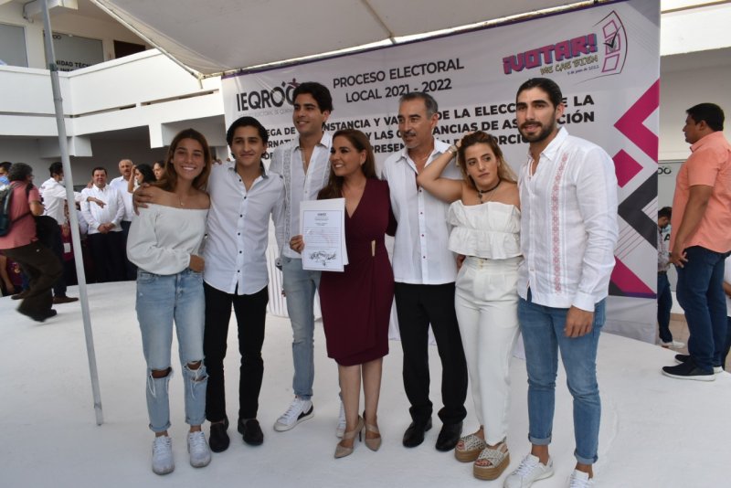 MARA LEZAMA RECIBE CONSTANCIA DE CANDIDATA ELECTA A LA GUBERNATURA.