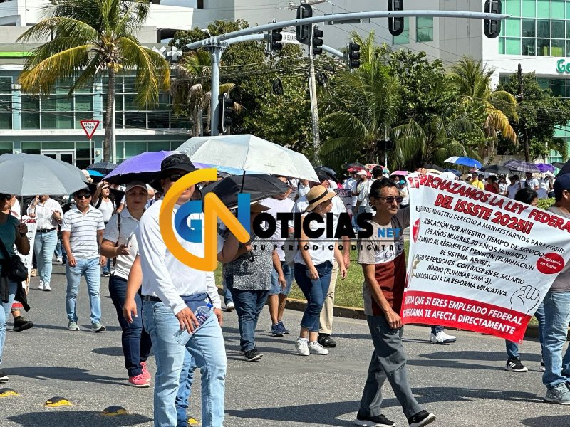 Megamarcha de maestros en Cancún colapsa vialidad y afecta acceso a la Zona Hotelera