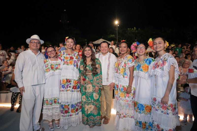 MILES DE MAMÁS CELEBRARON SU DÍA CON MÚSICA, FLORES Y ALEGRÍAEN EL GRAN PARQUE LA PLANCHA