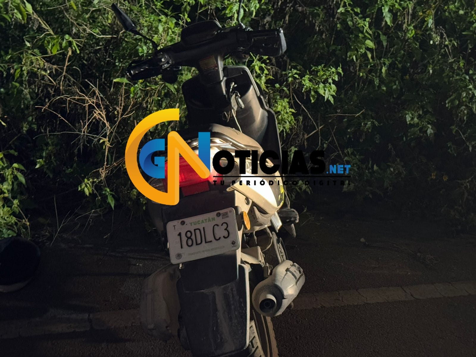 Motociclista lesionado tras accidentarse en Av. Kabah