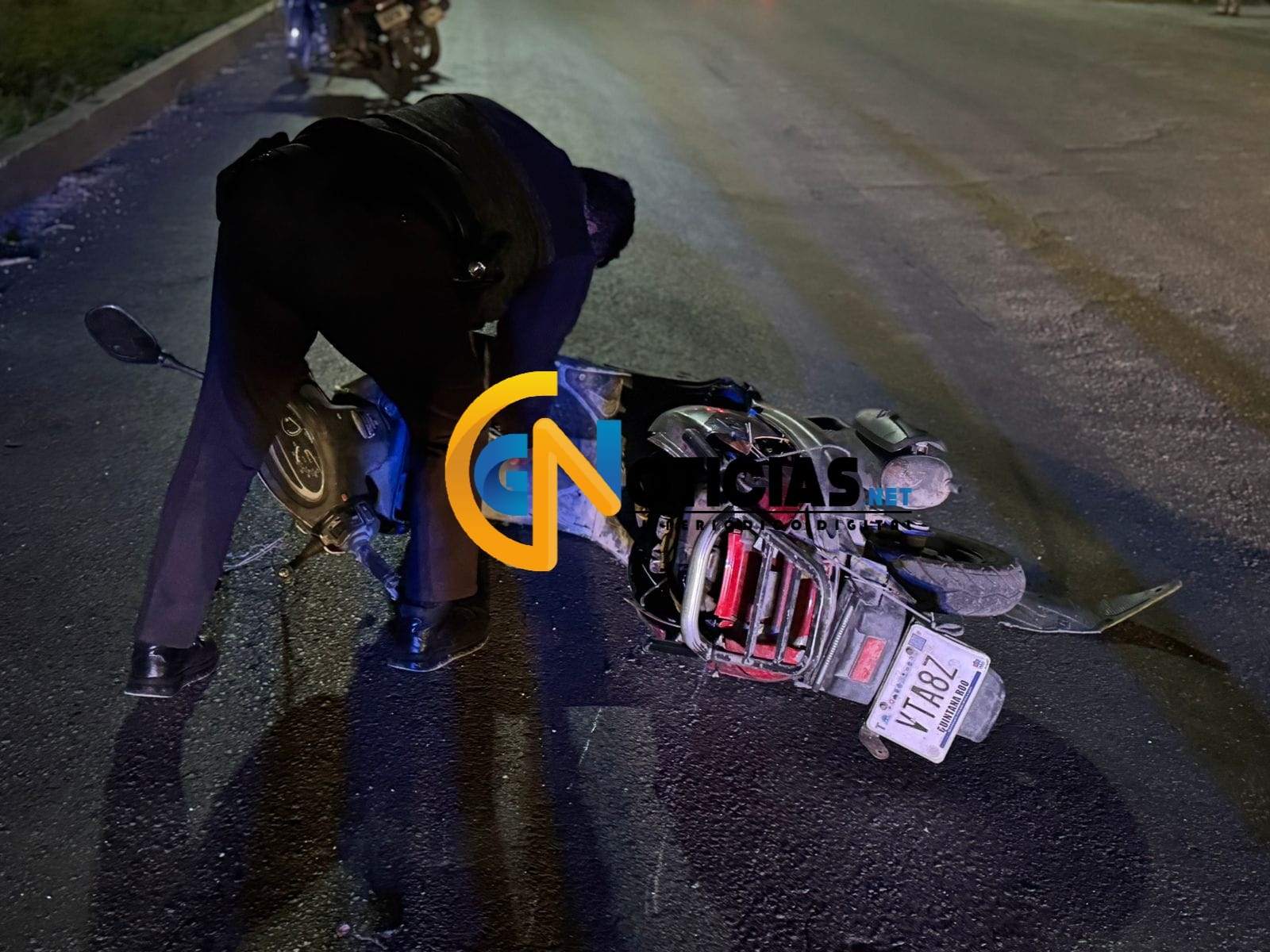 Motociclista sufre grave accidente al chocar contra mototaxi en la Región 234 de Cancún