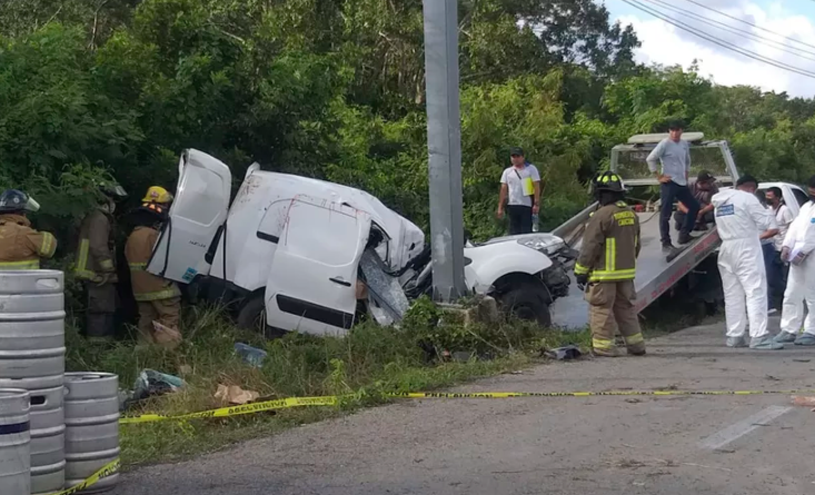 Muere conductor tras chocar contra un poste rumbo a Puerto Morelos