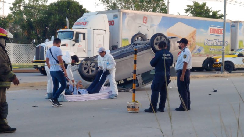 Muere mujer en volcadura sobre la avenida Portillo de Cancún