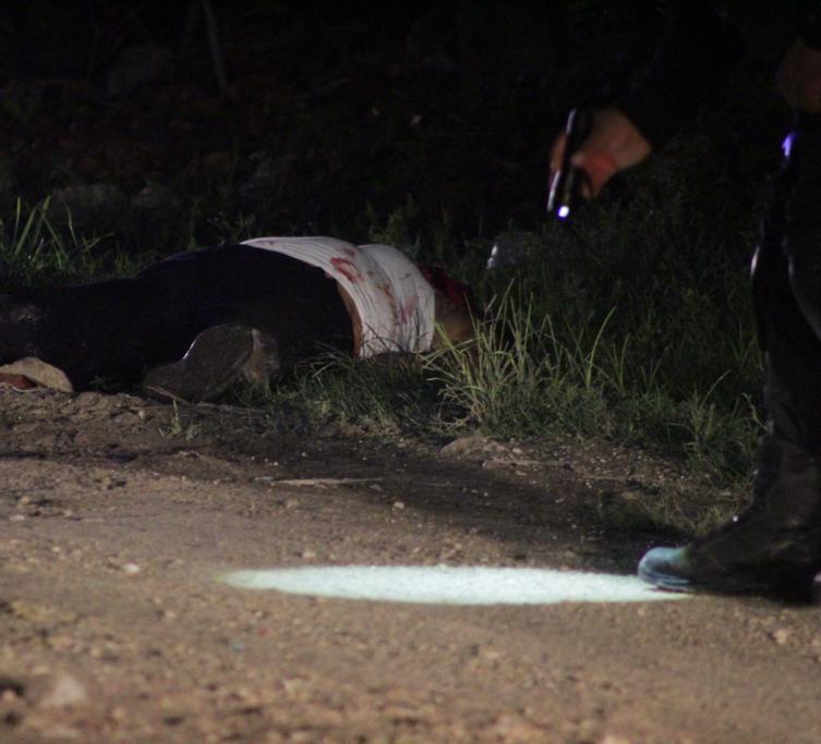 Mujer es asesinada afuera de su casa en Cancún, estaba acompañada de sus hijos