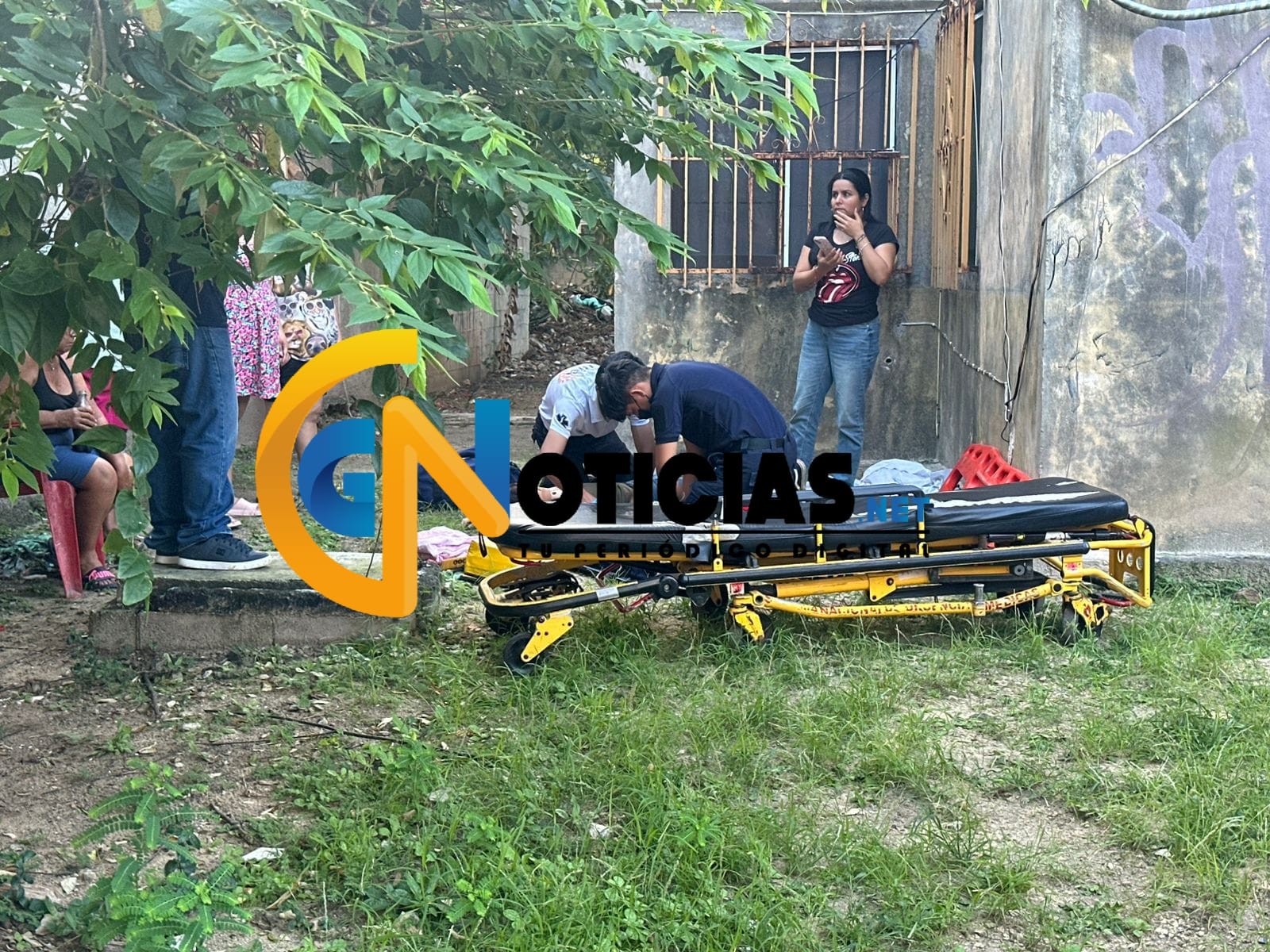 Mujer sufre lesiones al caer de un edificio en Corales