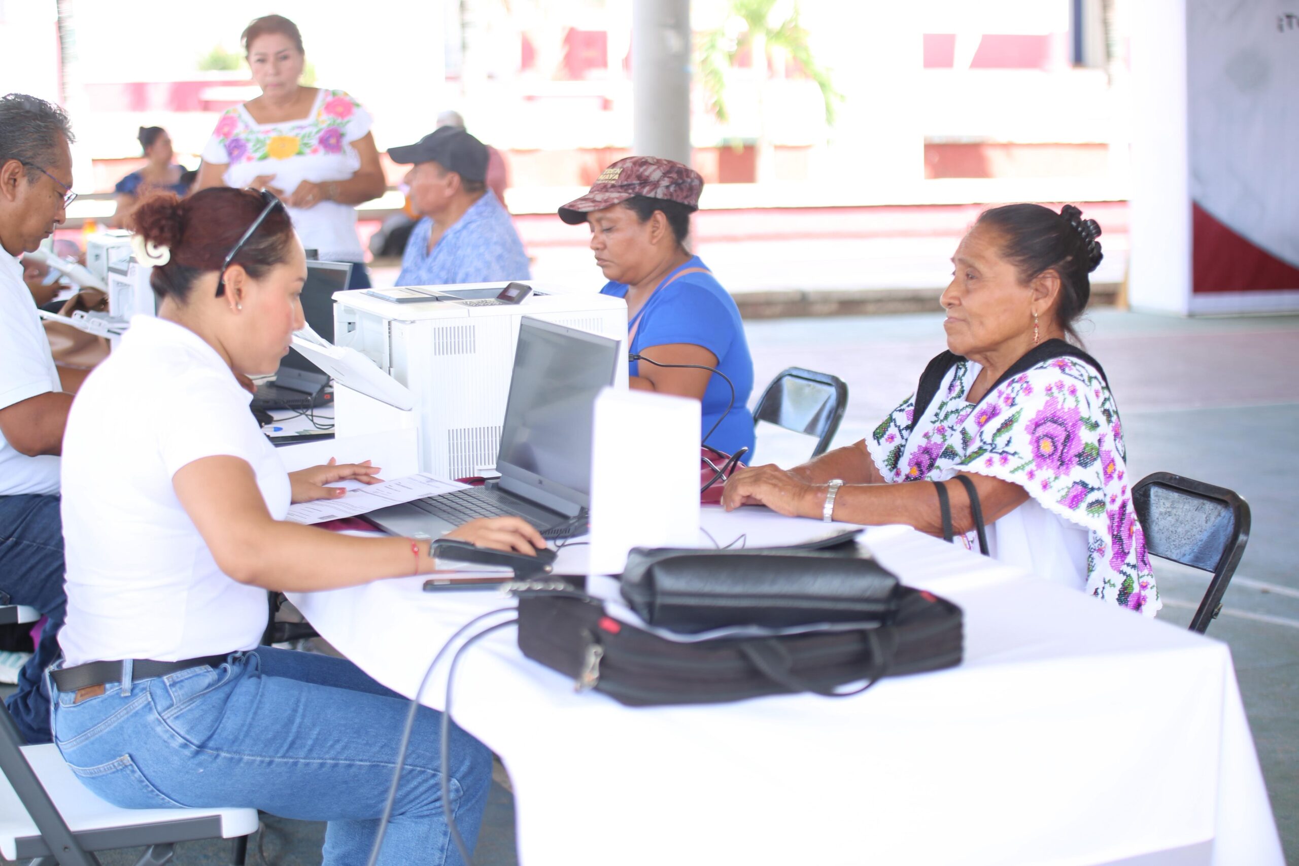 Nivardo Mena entrega actas de nacimiento del programa “tu identidad es tu derecho”.