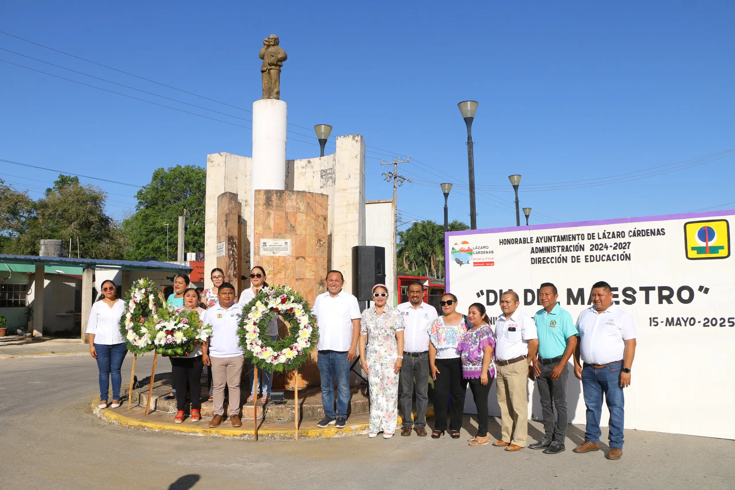 Nivardo Mena honra a maestros en su día y recuerdan a los que han fallecido.