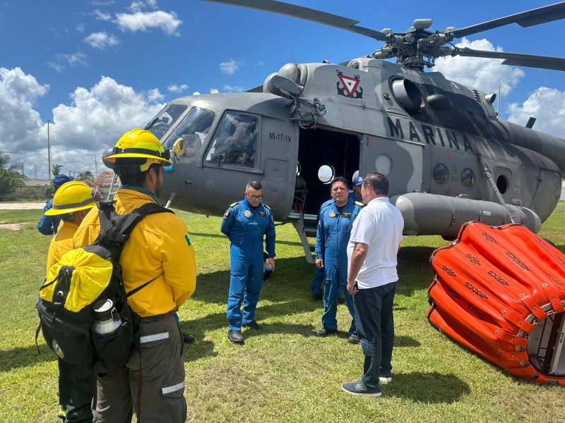 Nivardo Mena supervisa combate del incendio forestal en Holbox.