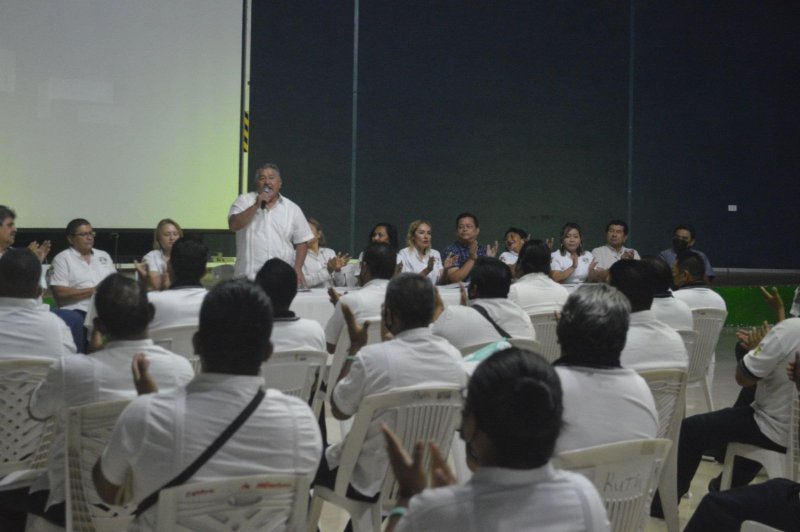 ENTREGA HERIBERTO NÚÑEZ RECONOCIMIENTOS A TAXISTAS DE NUEVO INGRESO EN EL SINDICATO “ANDRÉS QUINTANA ROO”
