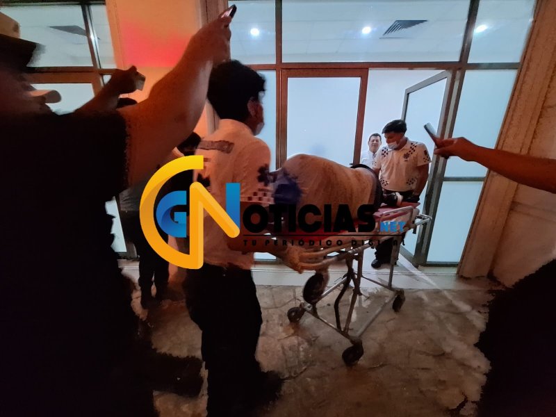Un joven fue trasladado de urgencia al Hospital General tras ser fue lesionado a disparos de arma de fuego por elementos de la policía.