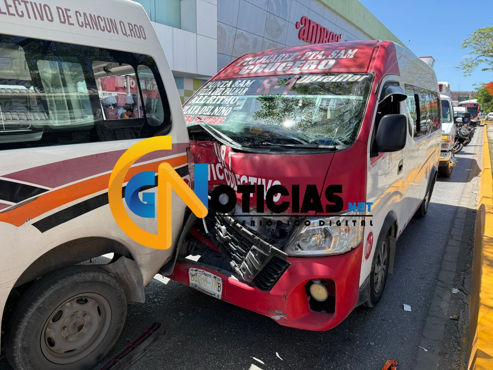 Un choque por alcance entre tres unidades de servicio público, dos combis y un Autocar sobre la avenida Tulum.