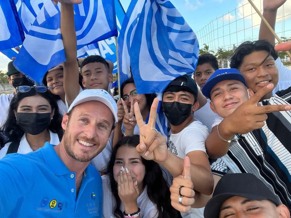 ESCUCHA FRANK LÓPEZ NECESIDADES DE CANCUNENSES Sostiene encuentro con CCE del Caribe y realiza caminata por colonia Bonfil