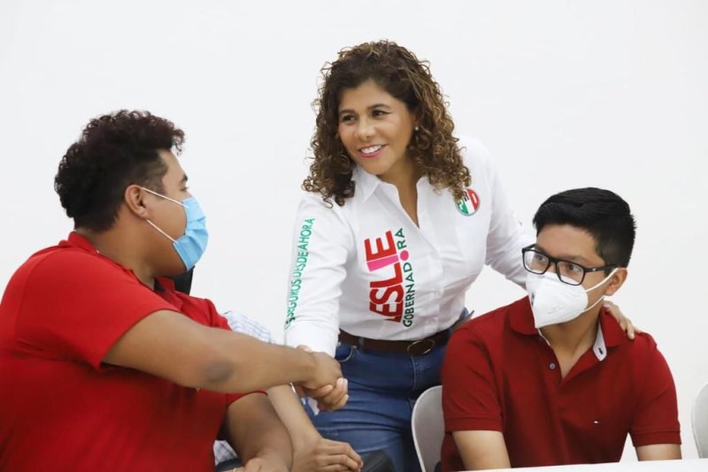 Los jóvenes tienen sueños y metas que cumplir: “Con mi vocación política y servidora pública los haré realidad” aseguró Leslie Hendricks.