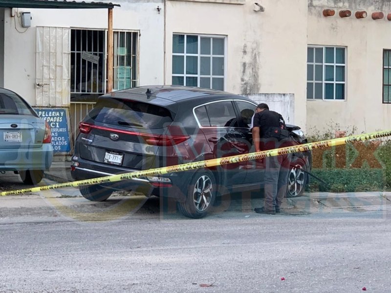 Peliculesca persecución termina con una camioneta incrustada en un muro de la Región 248 de Cancún, sus ocupantes lograron huir